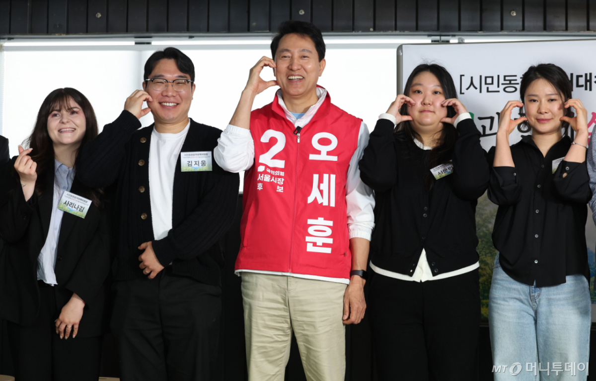 [서울=뉴시스] 최진석 기자 = 오세훈 국민의힘 서울시장 후보가 3일 서울 종로구 대왕빌딩에서 열린 시민동행선대위원장단 간담회에서 위원장들과 기념촬영하고 있다. 2026.05.03. myjs@newsis.com /사진=최진석