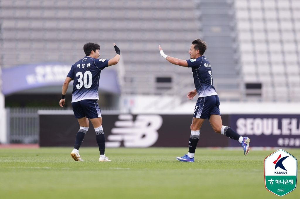 박창환(왼쪽)과 에울레르. /사진=한국프로축구연맹 제공