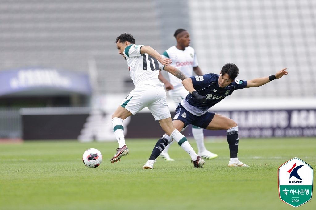 루안(왼쪽)과 박창환. /사진=한국프로축구연맹 제공