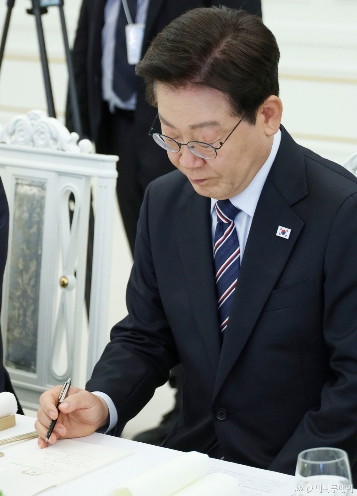 [서울=뉴시스] 고범준 기자 = 이재명 대통령이 29일 청와대에서 열린 비교섭단체 및 무소속 국회의원 초청 오찬 간담회에서 참석자들 발언 메모를 하고 있다. 2026.04.29. bjko@newsis.com /사진=
