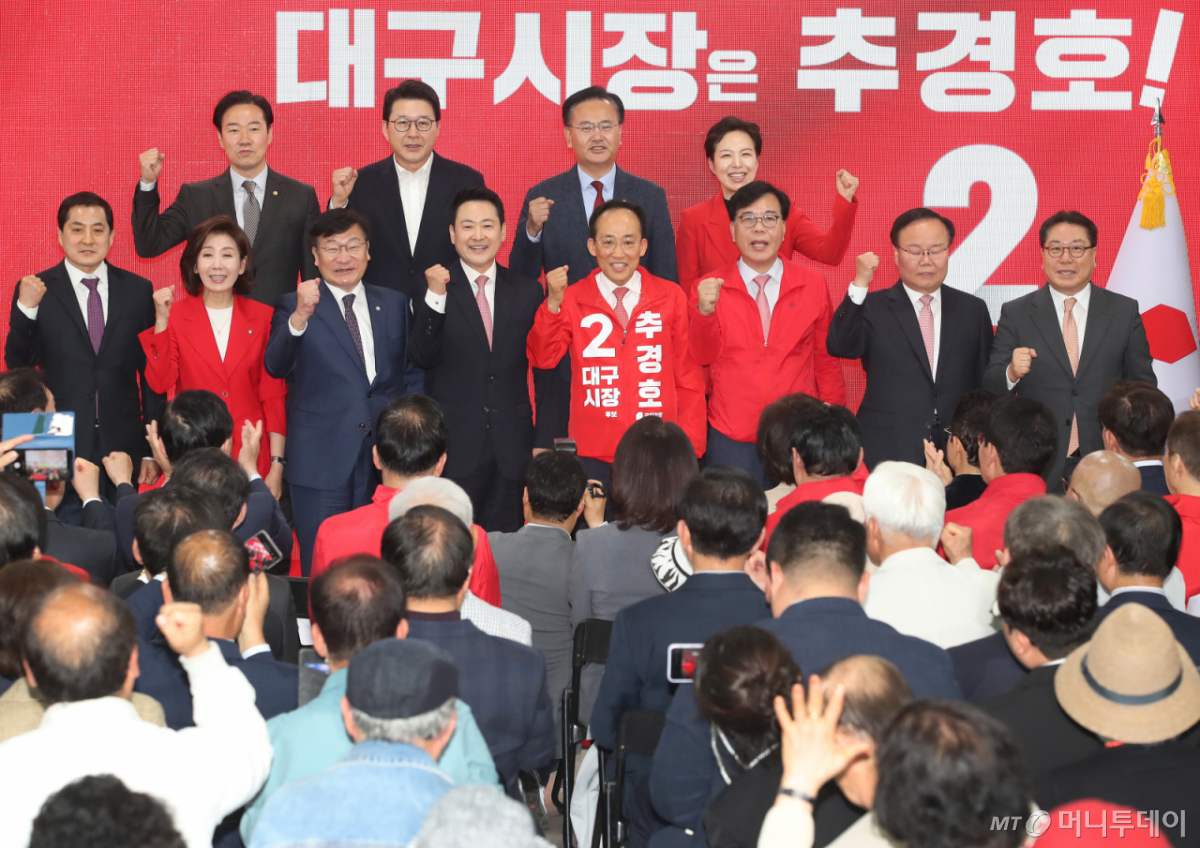 (대구=뉴스1) 공정식 기자 = 추경호 국민의힘 대구시장 후보가 26일 오후 대구 수성구 선거사무소 개소식에서 장동혁 대표를 비롯한 당직자들과 파이팅을 외치고 있다. 2026.5.3/뉴스1  Copyright © 뉴스1. All rights reserved. 무단 전재 및 재배포,  AI학습 이용 금지. /사진=(대구=뉴스1) 공정식 기자