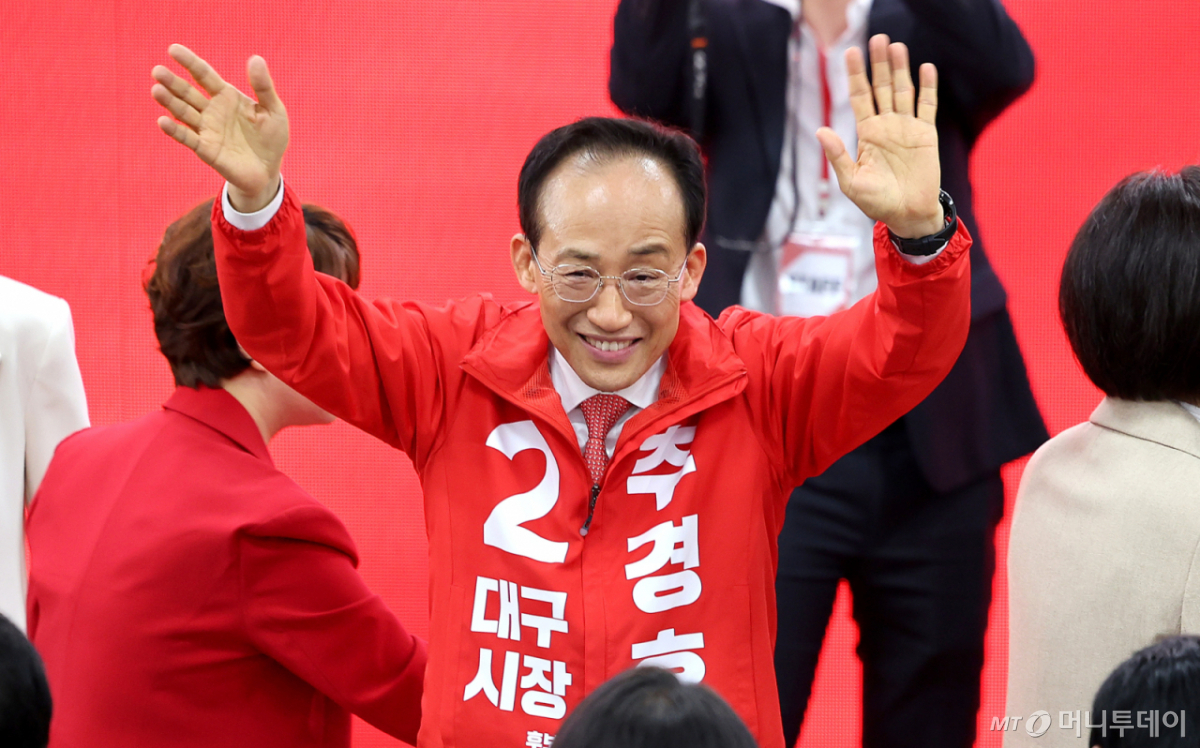 [대구=뉴시스] 이무열 기자 = 추경호 국민의힘 대구시장 예비후보가 3일 대구 수성구 자신의 선거사무소 개소식에서 지지자들에게 인사하고 있다. 2026.05.03. lmy@newsis.com /사진=이무열