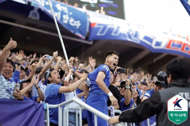 헤이스가 부산 아이파크전 결승골을 넣고 관중들과 세리머니하고 있다. /사진=한국프로축구연맹 제공