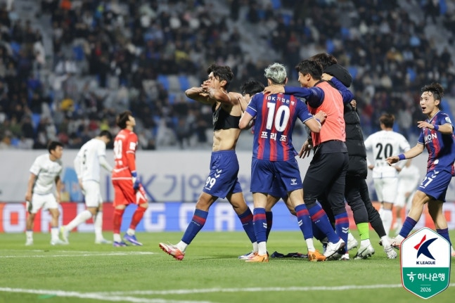 하정우(99번)가 쐐기골을 넣고 상의 탈의 세리머니를 선보이고 있다. /사진=한국프로축구연맹 제공