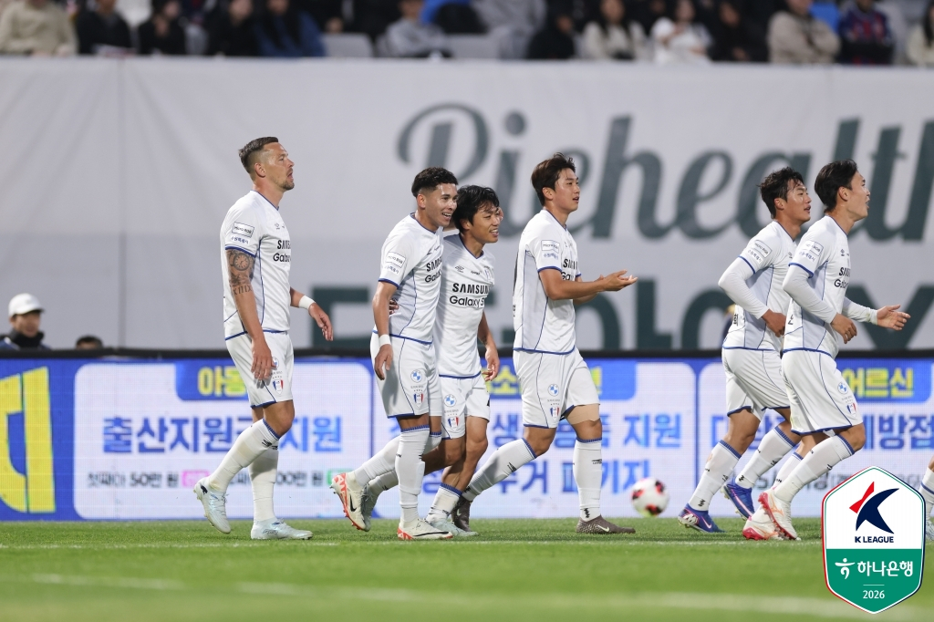 고승범(가운데)이 수원FC전 선제골을 넣고 기뻐하고 있다. /사진=한국프로축구연맹 제공