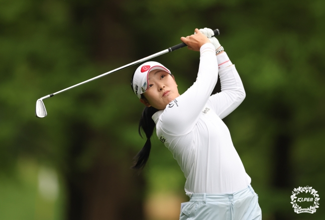 유현조가 3일 한국여자프로골프(KLPGA) 투어 DB 위민스 챔피언십 최종 4라운드에서 아이언샷을 날리고 있다. /사진=KLPGA 제공