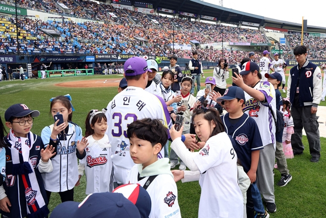 2025시즌 어린이날 두산 김인태(가운데)가 어린이 팬들 사이로 입장하고 있다. /사진=두산 베어스