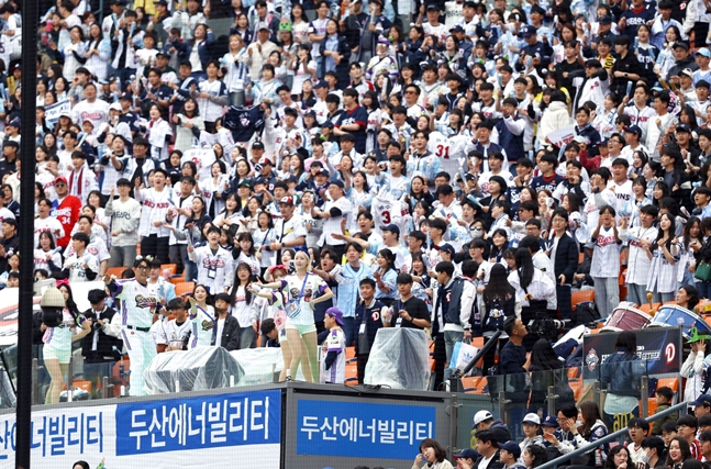 2025년 5월 5일 응원하고 있는 두산 응원단. /사진=두산 베어스