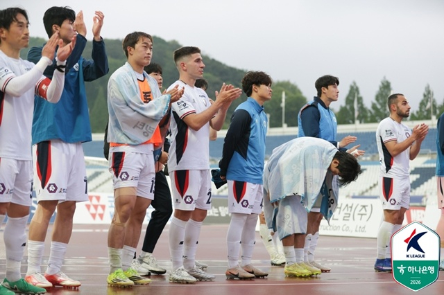 팬들에게 인사하는 충북청주 선수단. /사진=한국프로축구연맹 제공