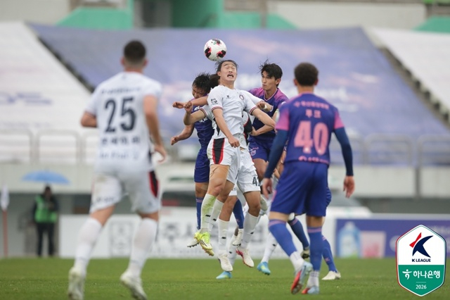 충북청주(흰색 유니폼)-파주 프런티어 경기. /사진=한국프로축구연맹 제공