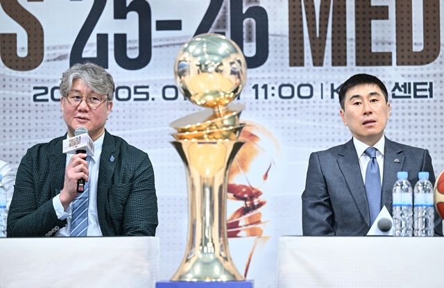 손창환 고양 소노 감독(왼쪽)과 부산 KCC 이상민 감독이 지난 1일 챔피언결정전 미디어데이에서 취재진 질문에 답하고 있다. /사진=KBL 제공