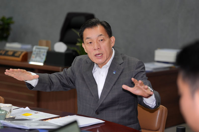 이 시장이 수원경제자유구역으로 국제도시로 도약하겠다며 계획을 설명하고 있다./사진제공=수원시 