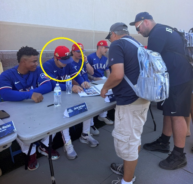 텍사스 김성준(노란색 원)이 지난 3월 미국 애리조나주에서 열린 2026 MLB 스프링 브레이크아웃 행사에서 현지 팬들에게 사인해주고 있다. /사진=김성준 관계자 제공