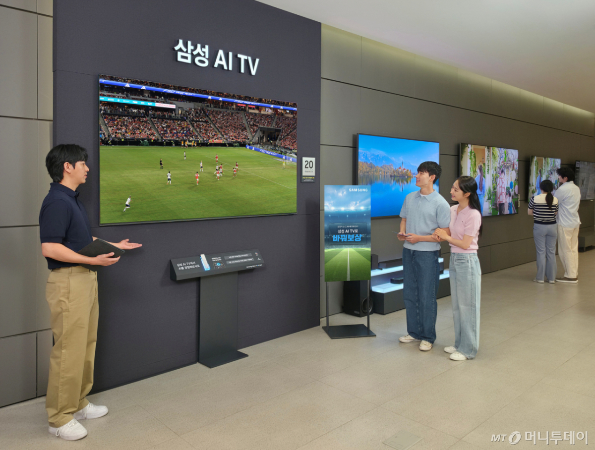 사진은 모델들이 'AI 축구 모드'가 적용된 2026년형 'OLED' TV를 살펴보고 있다./사진=뉴시스 /사진=홍효식