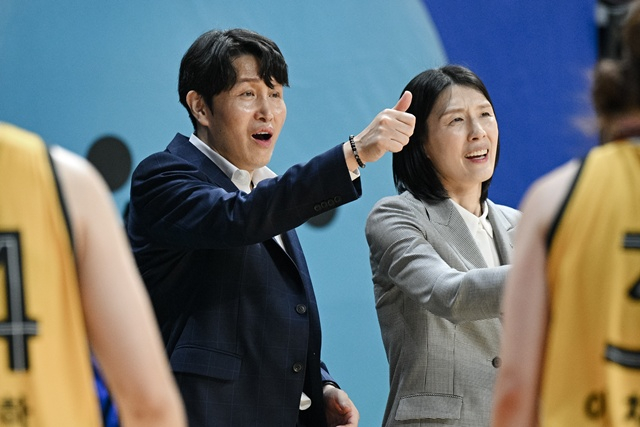 아산 우리은행의 위성우 총감독(왼쪽)과 전주원 신임 감독. /사진=WKBL 제공