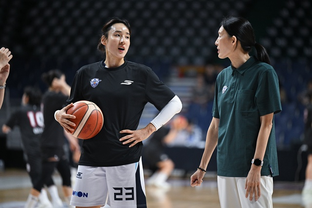 아산 우리은행 에이스 김단비(왼쪽)와 전주원 신임 감독. /사진=WKBL 제공