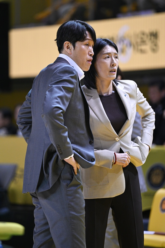 아산 우리은행의 위성우 총감독과 전주원 신임 감독(오른쪽). /사진=WKBL 제공