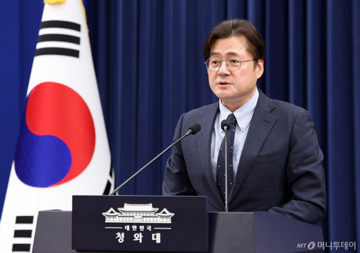 [서울=뉴시스] 고범준 기자 = 홍익표 정무수석이 4일 청와대 춘추관에서 정무 관련 현안 브리핑을 하고 있다. 2026.05.04. bjko@newsis.com /사진=고범준