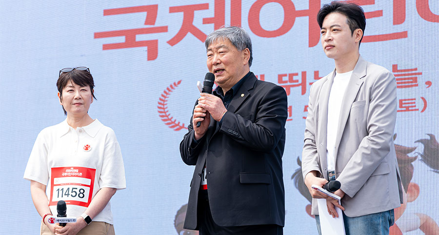 박성태 원광대 총장이 '2026 국제어린이마라톤' 개막식에서 축사하고 있다./사진제공=원광대