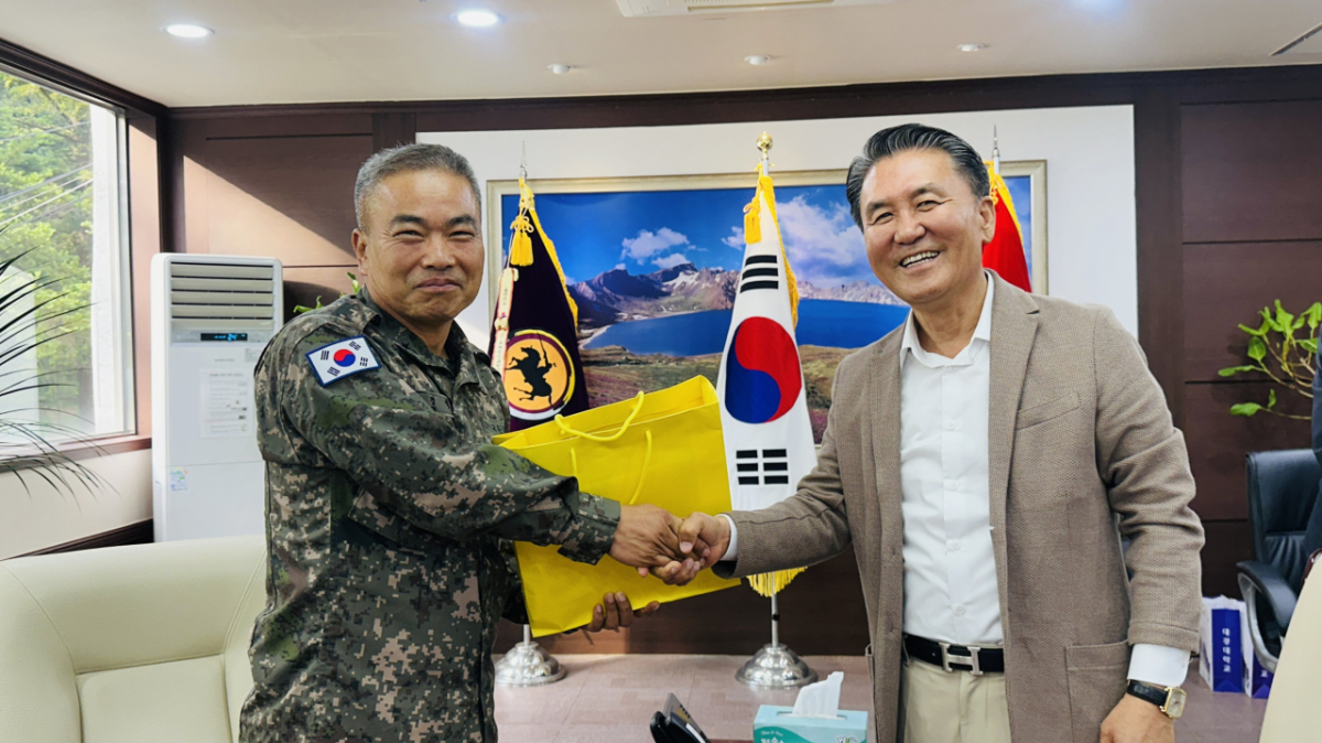 유진선 대경대 이사장(오른쪽)과 오경식 75사단장./사진제공=대경대