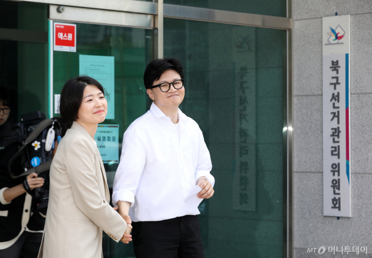 (부산=뉴스1) 윤일지 기자 = 부산 북갑 보궐선거에 무소속으로 출마를 선언한 한동훈 전 국민의힘 대표가 4일 오후 부산 북구선거관리위원회에서 예비후보 등록을 마친 뒤 한지아 국민의힘 의원과 악수하고 있다. 2026.5.4/뉴스1  Copyright © 뉴스1. All rights reserved. 무단 전재 및 재배포,  AI학습 이용 금지. /사진=(부산=뉴스1) 윤일지 기자