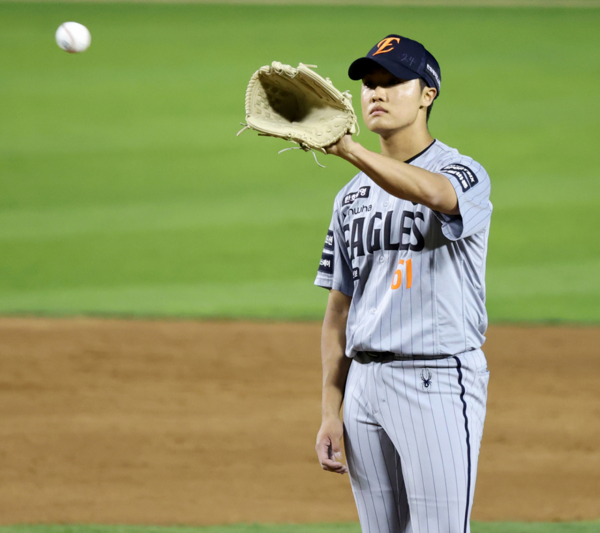 한화 이글스 정우주가 지난달 23일 LG 트윈스전 투구 후 포수에게 공을 넘겨받고 있다. /사진=강영조 선임기자