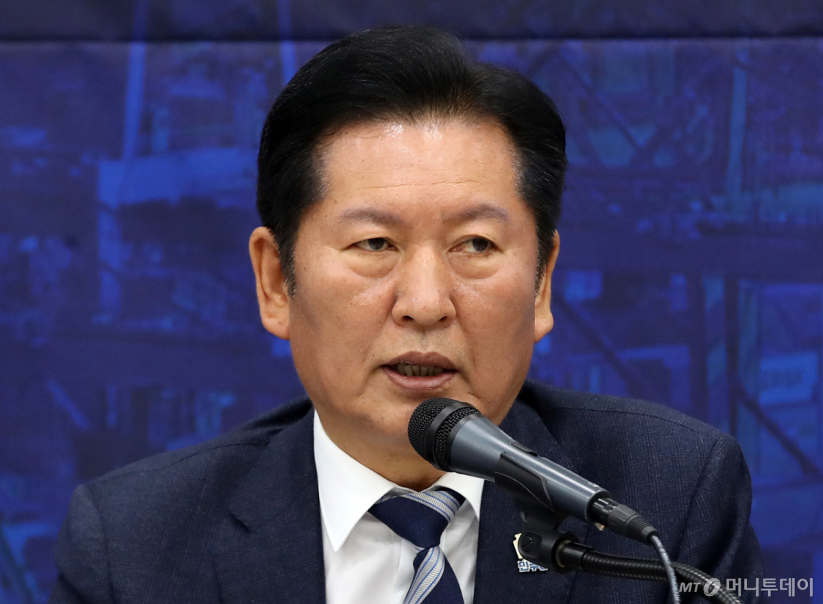 (부산=뉴스1) 윤일지 기자 = 정청래 더불어민주당 대표가 4일 오전 부산 동구 부산항국제전시컨벤션센터에서 열린 부산 현장 최고위원회의에서 발언하고 있다. 2026.5.4/뉴스1  Copyright © 뉴스1. All rights reserved. 무단 전재 및 재배포,  AI학습 이용 금지. /사진=(부산=뉴스1) 윤일지 기자