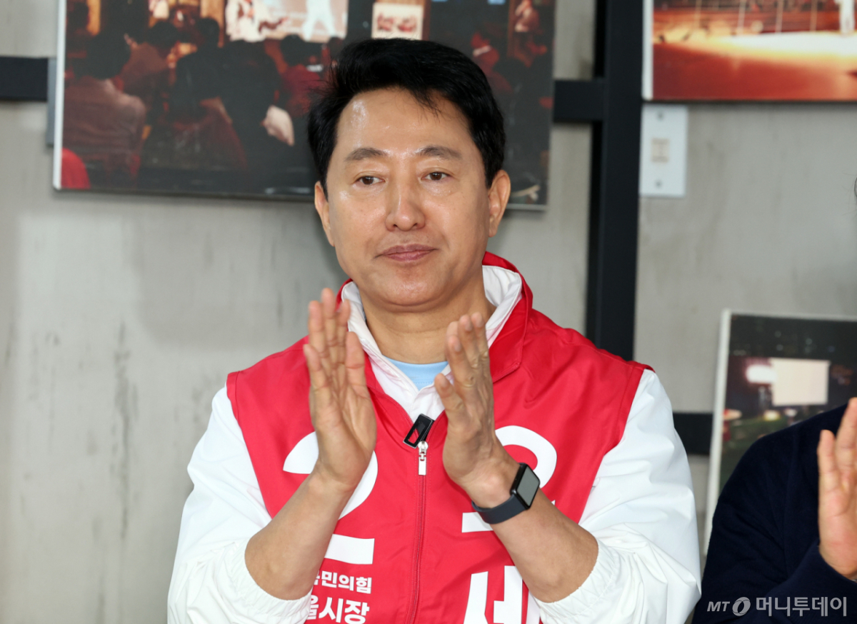 [서울=뉴시스] 최진석 기자 = 오세훈 국민의힘 서울시장 후보가 3일 서울 종로구 대왕빌딩에서 열린 시민동행선대위원장단 간담회에서 박수치고 있다. 2026.05.03. myjs@newsis.com /사진=최진석