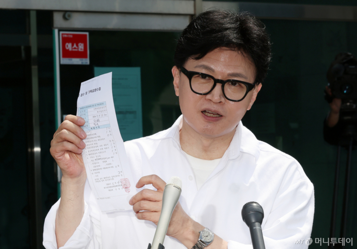 [부산=뉴시스] 하경민 기자 = 한동훈 전 국민의힘 대표가 4일 부산 북구선거관리위원회에서 부산 북갑 국회의원 보궐선거 예비후보 등록을 한 뒤 접수증을 보여주고 있다. 2026.05.04. yulnetphoto@newsis.com /사진=하경민