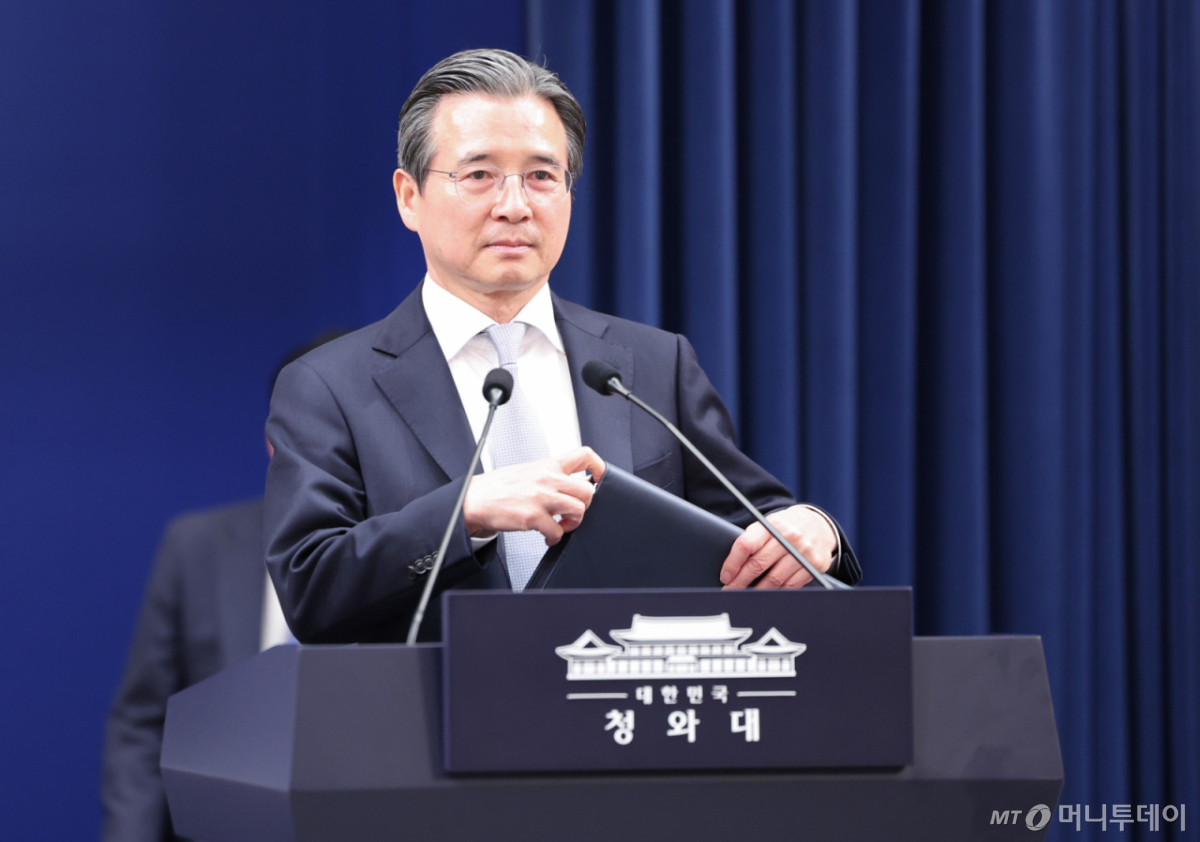 (서울=뉴스1) 허경 기자 = 김용범 정책실장이 27일 청와대 춘추관에서 데미스 하사비스 구글 딥마인드 공동창업자 겸 대표 접견 관련 브리핑을 하기 위해 입장하고 있다. 2026.4.27/뉴스1  Copyright © 뉴스1. All rights reserved. 무단 전재 및 재배포,  AI학습 이용 금지. /사진=(서울=뉴스1) 허경 기자