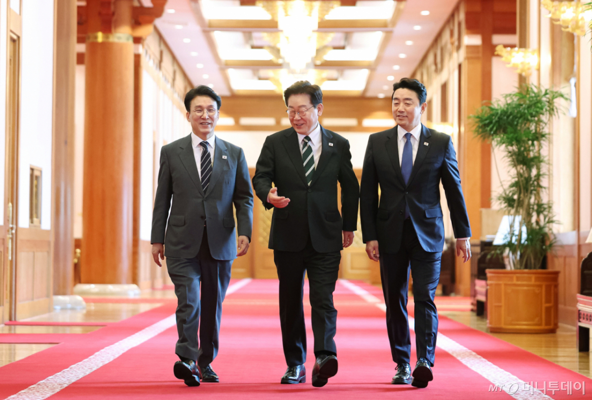 [서울=뉴시스] 고범준 기자 = 이재명 대통령이 28일 청와대에서 열린 국무회의 겸 비상경제점검회의에서 김민석 국무총리, 강훈식 비서실장과 함께 입장하고 있다. (청와대통신사진기자단) 2026.04.28. bjko@newsis.com /사진=최동준