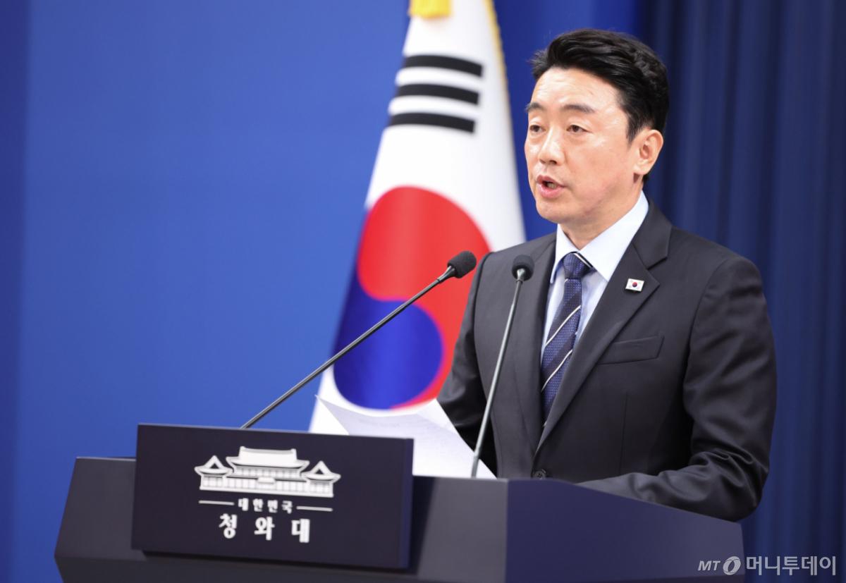 [서울=뉴시스] 최동준 기자 = 강훈식 비서실장이 19일 청와대에서 국회에 특별감찰관 임명 절차 개시 재요청 관련 이재명 대통령 지시사항 브리핑을 하고 있다. 2026.04.19. photocdj@newsis.com /사진=