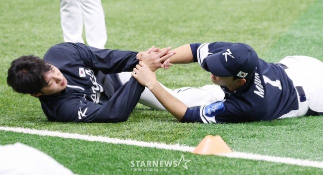 지난해 11월 대표팀 소집 훈련 도중 왼태인(왼쪽)과 문동주. /사진=김진경 대기자