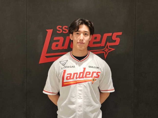 SSG 랜더스가 5일 부상 일시 대체 선수로 영입한 히라모토 긴지로가 계약 후 포즈를 취하고 있다. /사진=SSG 랜더스 제공