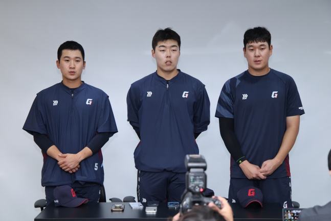 롯데 김세민, 고승민, 나승엽(왼쪽부터)이 5일 수원KT위즈파크에서 열릴 2026 신한 SOL KBO리그 정규시즌 KT 위즈와 방문경기를 앞두고 열린 기자회견에서 사죄의 뜻을 밝혓다. /사진=롯데 자이언츠 제공