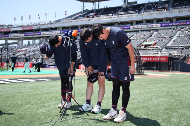 롯데 김세민, 고승민, 나승엽(왼쪽부터)이 5일 수원KT위즈파크에서 열릴 2026 신한 SOL KBO리그 정규시즌 KT 위즈와 방문경기를 앞두고 열린 기자회견에서 사죄의 뜻을 밝혓다. /사진=롯데 자이언츠 제공