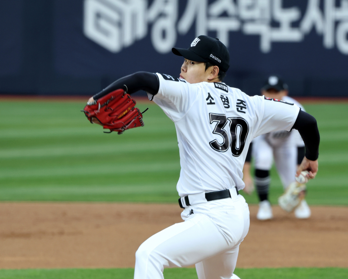 KT 우완투수 소형준이 29일 수원KT위즈파크에서 열린 2026KBO리그 LG트윈스와  KT위즈 경기에서 선발로 나와 역투하고 있다.   2026.04.29. /사진=강영조 선임기자