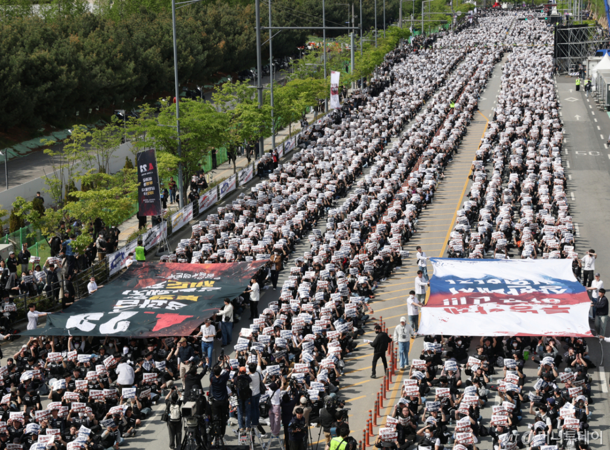 (평택=뉴스1) 김영운 기자 = 23일 경기 평택시 고덕동 삼성전자 평택캠퍼스에서 열린 삼성전자 노동조합 공동투쟁본부 '4·23 투쟁 결의대회'에서 조합원들이 구호를 외치고 있다. 2026.4.23/뉴스1  Copyright © 뉴스1. All rights reserved. 무단 전재 및 재배포,  AI학습 이용 금지. /사진=(평택=뉴스1) 김영운 기자