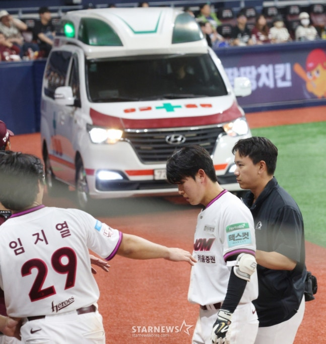 박수종(가운데)이 4월 27일 2026 신한 SOL KBO리그 삼성 라이온즈와 홈경기 8회말에 미야지 유라의 공에 귀 부분을 맞고 교체되고 있다. /사진=김진경 대기자