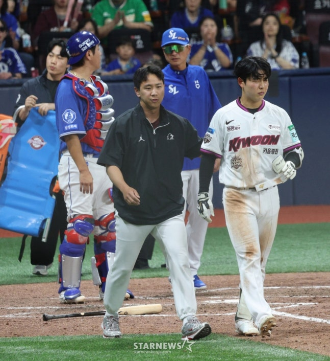키움 히어로즈 박수종(오른쪽)이 26일 2026 신한 SOL KBO리그 삼성 라이온즈와 홈경기 8회말에 미야지 유라의 공에 귀 부분을 맞고 한참 뒤 일어나 1루로 걸어나가고 있다. /사진=김진경 대기자
