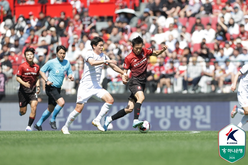 5일 부천종합운동장에서 열린 부천FC와 제주 SK의 하나은행 K리그1 2026 12라운드, 볼 경합을 펼치고 있는 부천 김종우(오른쪽)와 제주 장민규. /사진=한국프로축구연맹 제공