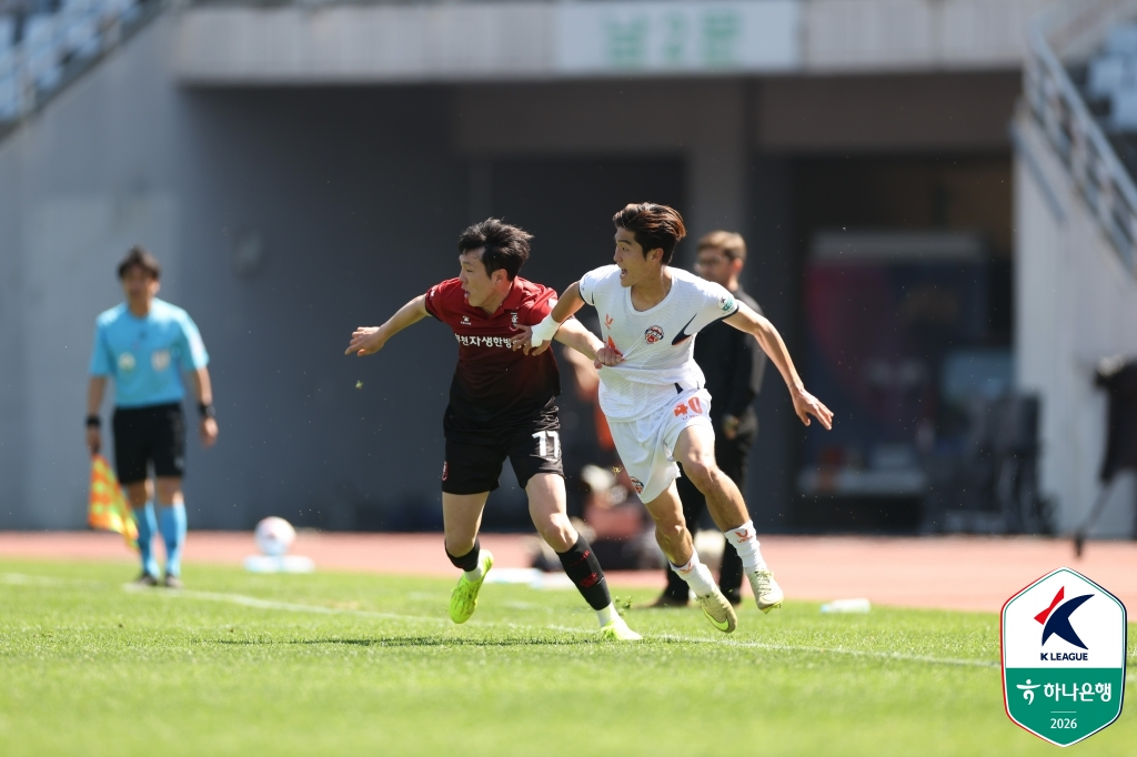 5일 부천종합운동장에서 열린 부천FC와 제주 SK의 하나은행 K리그1 2026 12라운드, 볼 경합을 펼치고 있는 부천 신재원(왼쪽)와 제주 김륜성. /사진=한국프로축구연맹 제공