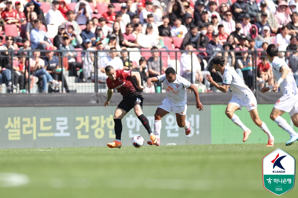 5일 부천종합운동장에서 열린 부천FC와 제주 SK의 하나은행 K리그1 2026 12라운드, 볼 경합을 펼치고 있는 부천 바사니(왼쪽)와 제주 네게바. /사진=한국프로축구연맹 제공