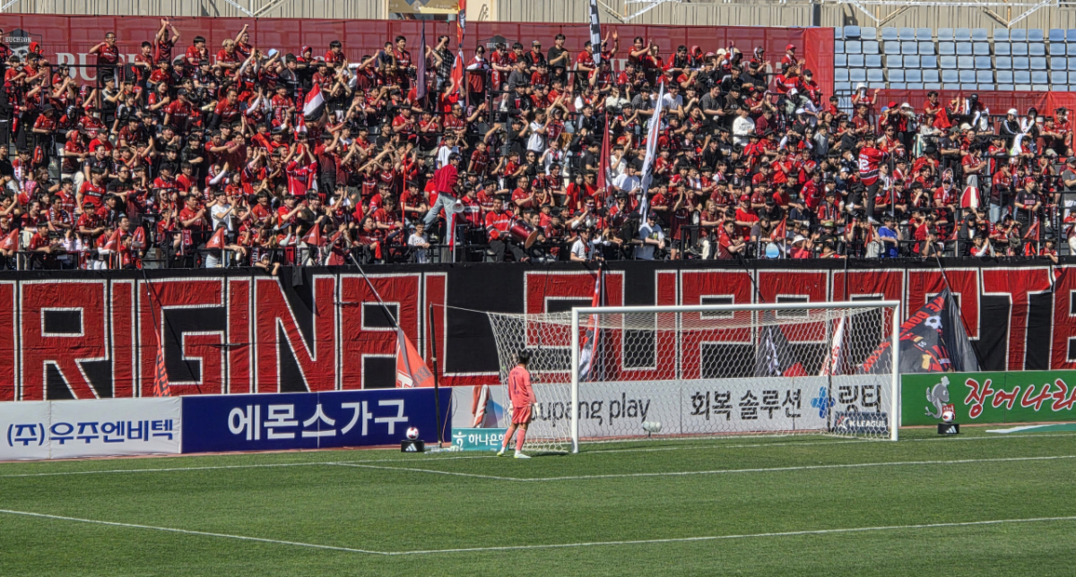 5일 부천종합운동장에서 열린 부천FC와 제주 SK의 경기. 후반 경기 도중 김동준이 부천 팬들을 돌아보고 있다. /사진=김명석 기자