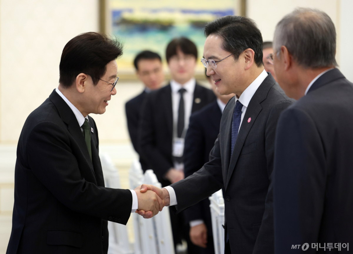 [서울=뉴시스] 고범준 기자 = 이재명 대통령이 4일 청와대에서 열린 청년일자리와 지방투자 확대를 위한 기업간담회에 입장하며 이재용 삼성전자 회장과 악수하고 있다. (청와대통신사진기자단) 2026.02.04. bjko@newsis.com /사진=
