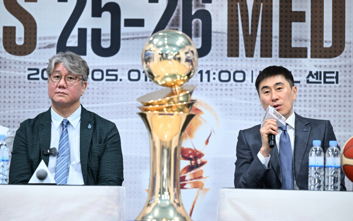 손창환(왼쪽) 고양 소노 감독과 이상민 부산KCC 감독. /사진=KBL 제공