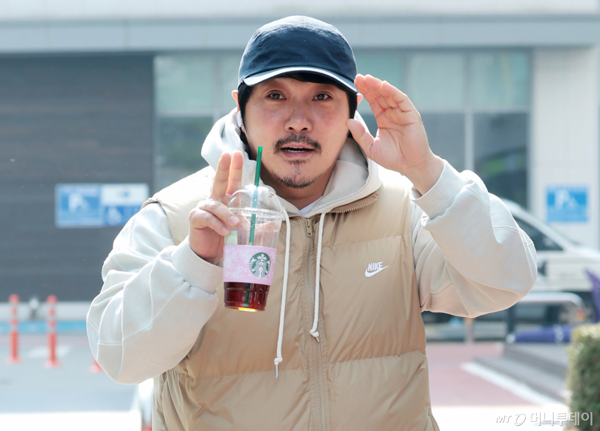 가수 KCM이 지난 3월 16일 서울 영등포구 KBS 신관으로 들어서며 인사를 하고 있다. /사진=뉴스1