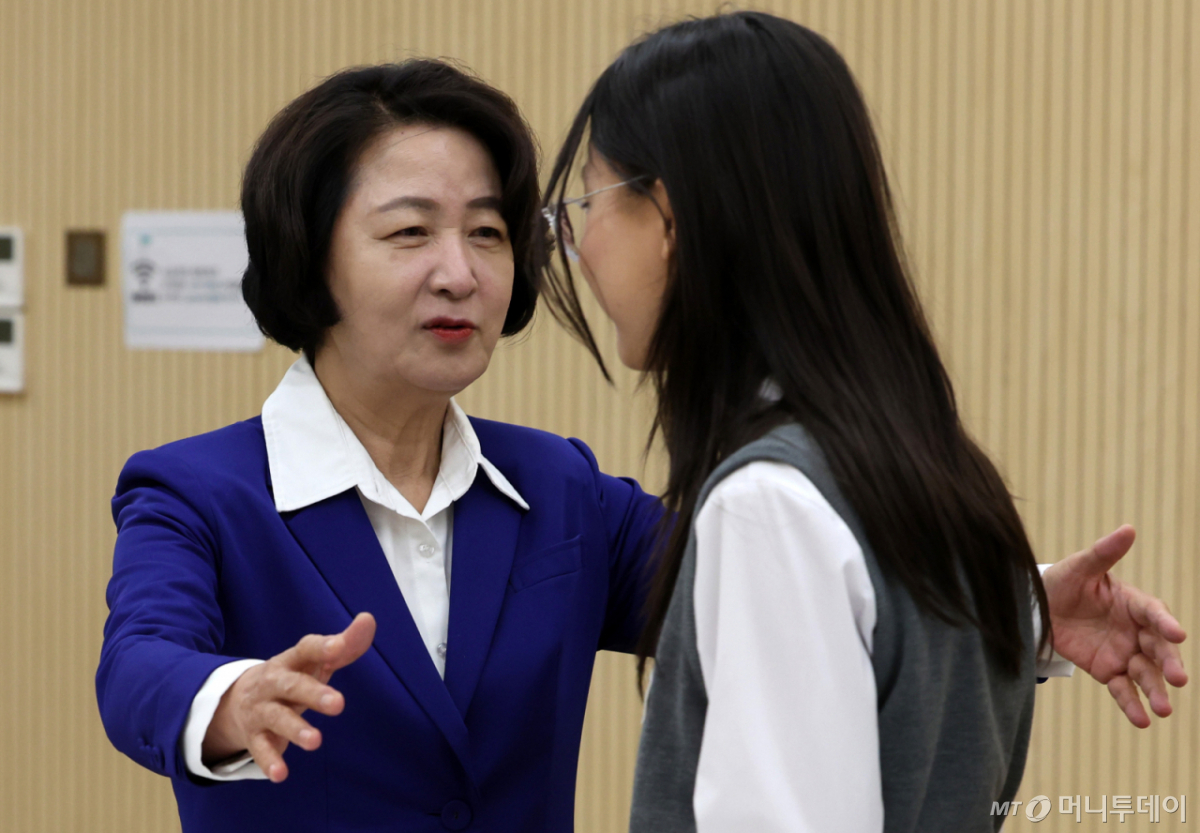 추미애 더불어민주당 경기도지사 후보가 4일 오전 서울 중구 초록우산에서 열린 아동공약 전달식에서 참석 아동들과 인사를 나누고 있다./사진=뉴시스