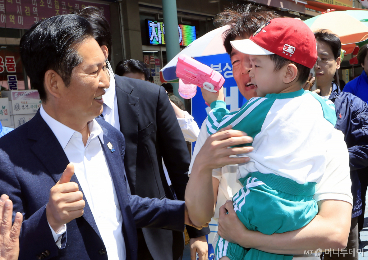 (동두천=뉴스1) 박정호 기자 = 정청래 더불어민주당 대표가 5일 경기도 동두천시 중앙로 동두천큰시장을 찾아 어린이날을 맞은 어린이와 대화를 시도하고 있다.  2026.5.5/뉴스1  Copyright © 뉴스1. All rights reserved. 무단 전재 및 재배포,  AI학습 이용 금지. /사진=(동두천=뉴스1) 박정호 기자