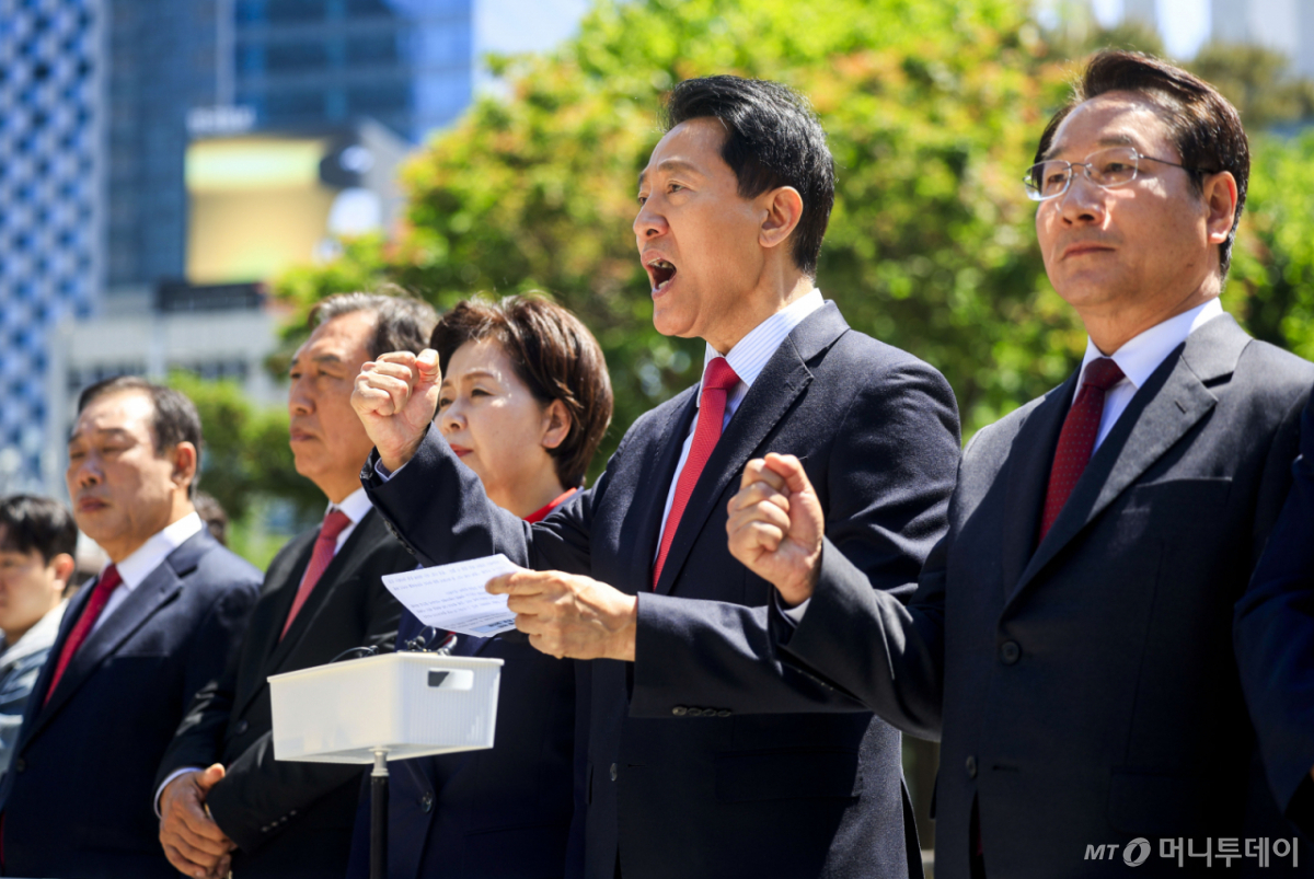 [서울=뉴시스] 정병혁 기자 = 오세훈 국민의힘 서울시장 후보를 비롯한 국민의힘 광역단체장 후보들이 5일 서울 종로구 보신각 앞에서 열린 이재명 사법쿠테타 저지를 위한 국민의힘 광역단체장 후보 긴급 기자회견에서 구호를 외치고 있다. 2026.05.05. jhope@newsis.com /사진=정병혁